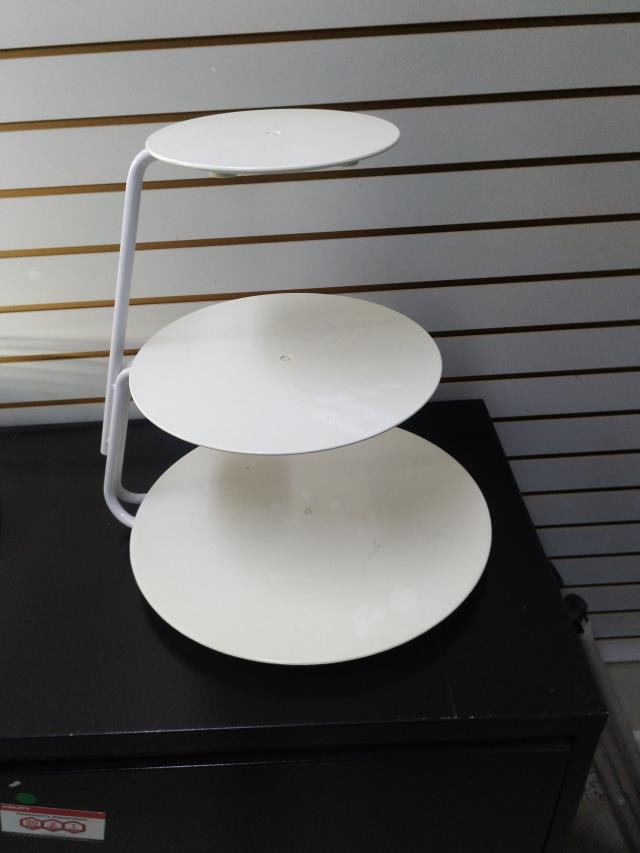 Where to find cake stand 3 floating tiers in La Grande